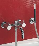 Vola 1641T8 badekararmatur m/håndbruser - messing natur Vola 1641T8 badekararmatur m/håndbruser - messing natur