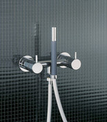 Vola 1671 brusebatteri for udvendig montage i hvid