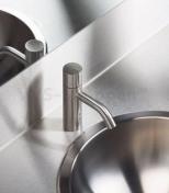 Vola HV1EN2-20 Elektronisk håndvaskbatteri - Børstet krom