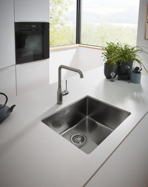 Grohe K700U rustfri stålvask inkl. Grohe Essence New køkkenarmatur m/udtræk - Børstet hard graphite