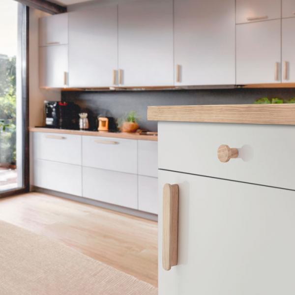 Beslagsboden B407 møbelknop i træ - Lys ask