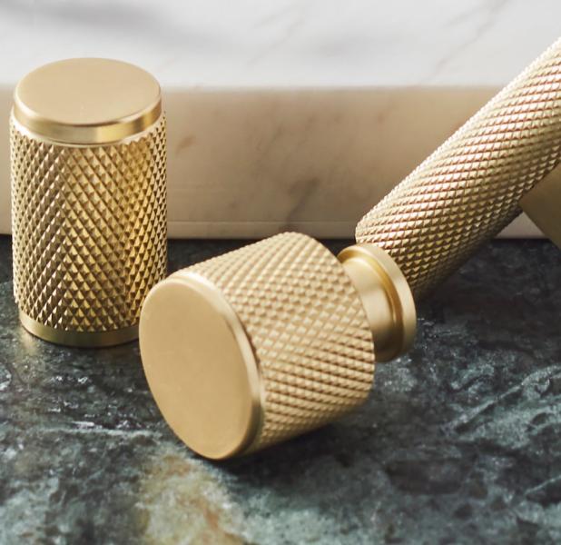 Beslagsboden knobgreb BB451 m/crystal cut - Børstet messing